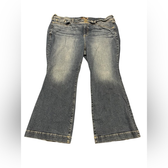 Torrid mid-rise flare jeans size 24S - Picture 2 of 8